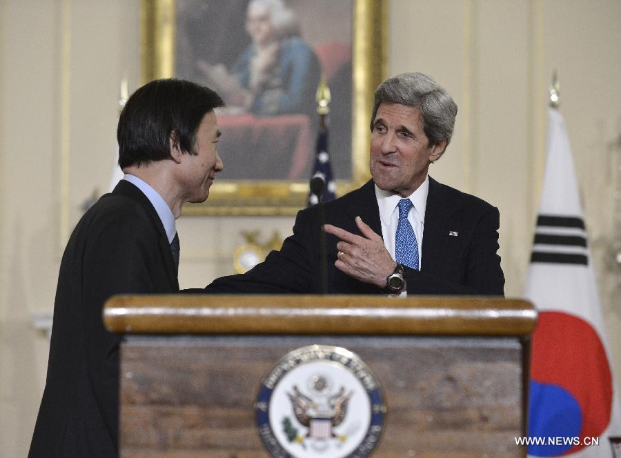 U.S. Secretary of State John Kerry (R) and visiting South Korean Minister of Foreign Affairs and Trade Yun Byung-se attend a joint press conference at the State Department in Washington D.C., capital of the United States, April 2, 2013. The two held their first talks on Tuesday as tensions persist on the Korean Peninsula. (Xinhua/Zhang Jun) 