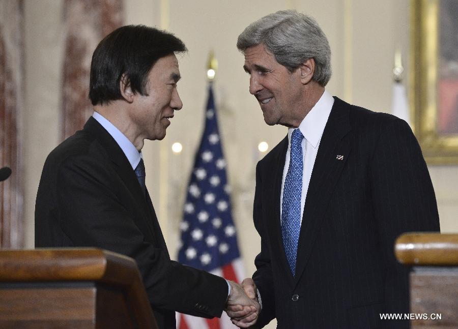 U.S. Secretary of State John Kerry (R) and visiting South Korean Minister of Foreign Affairs and Trade Yun Byung-se attend a joint press conference at the State Department in Washington D.C., capital of the United States, April 2, 2013. The two held their first talks on Tuesday as tensions persist on the Korean Peninsula. (Xinhua/Zhang Jun) 