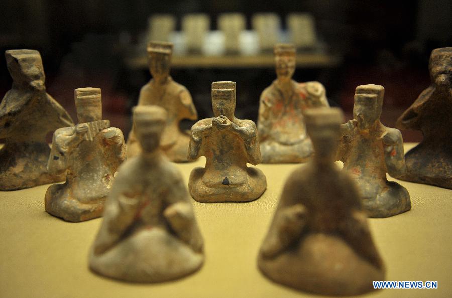 Photo taken on April 2, 2013 shows the figures from Han Dynasty (202 B.C.-220 A.D.) presented during an exhibition for antiques of ancient music at Hainan Museum in Haikou, capital of south China's Hainan Province. A total of 168 pieces of musical antiques unearthed from central China's Henan Province were on display. (Xinhua/Guo Cheng)