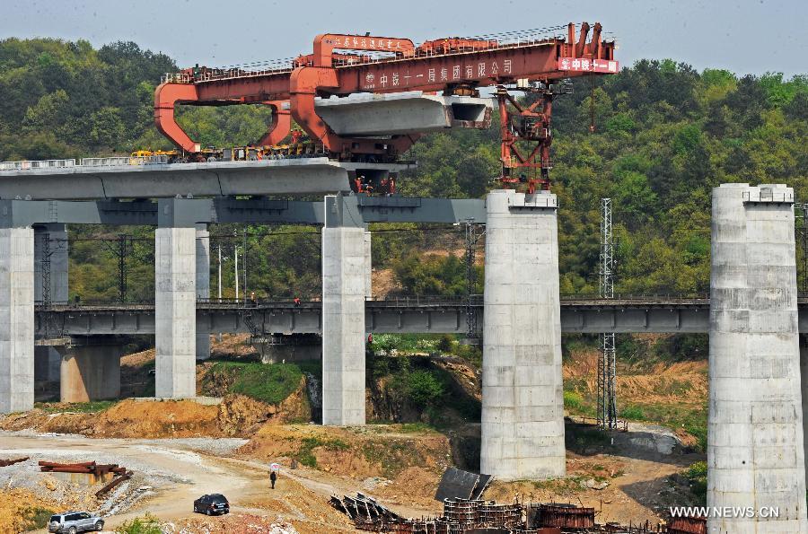 Photo taken on April 2, 2013 shows the construction site of the Yiwu section of the Hangzhou-Changsha High-speed Rail on the Dongte Bridge in Yiwu, east China's Zhejiang Province. The 920-kilometer-long Hangzhou-Changsha High-speed Rail would shorten the travelling time between east China's Hangzhou and central China's Changsha from 6.3 hours to 3 hours once completed. (Xinhua/Tan Jin)