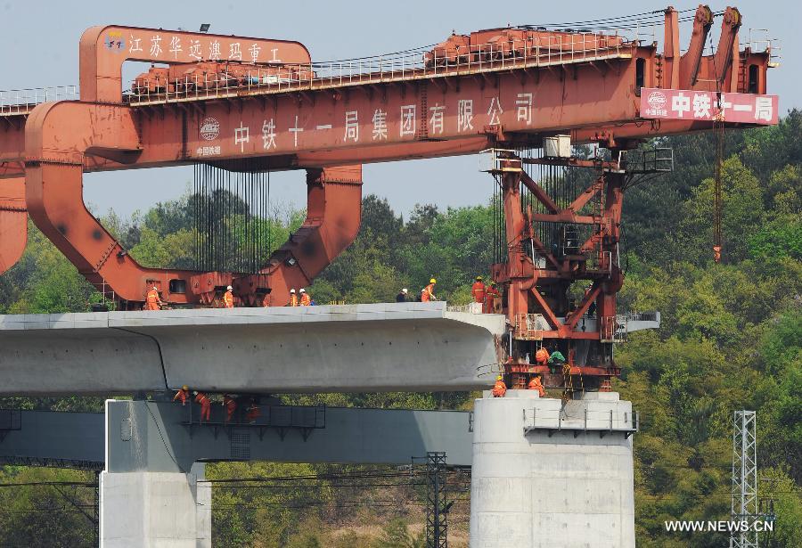 Photo taken on April 2, 2013 shows the construction site of the Yiwu section of the Hangzhou-Changsha High-speed Rail on the Dongte Bridge in Yiwu, east China's Zhejiang Province. The 920-kilometer-long Hangzhou-Changsha High-speed Rail would shorten the travelling time between east China's Hangzhou and central China's Changsha from 6.3 hours to 3 hours once completed. (Xinhua/Tan Jin)
