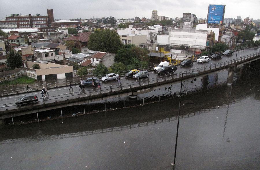 Vehicles wait on a freeway above a flooded avenue after a storm hit the city of Buenos Aires, capital of Argentina, on April 2, 2013. (Xinhua/Str)