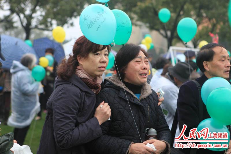 More than 160 parents who lost their only child gathered to fly green balloons, write cards and pray for their children on March 24th, 2013.Parents burst into tears as the balloons rose in the sky.(Photo/ PD Online)