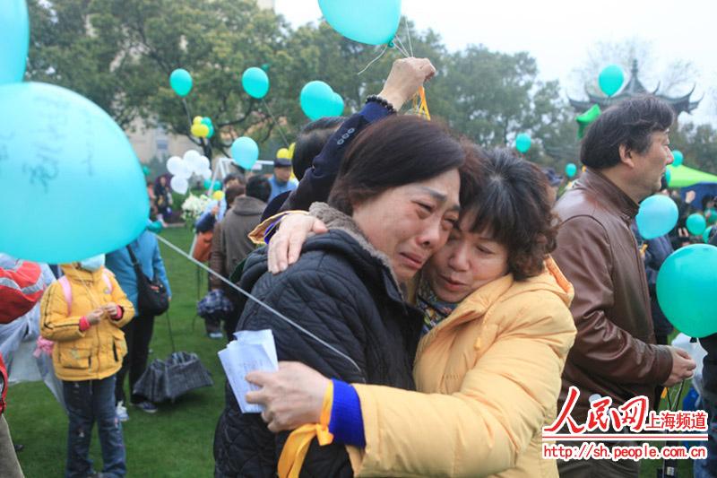 More than 160 parents who lost their only child gathered to fly green balloons, write cards and pray for their children on March 24th, 2013.Parents burst into tears as the balloons rose in the sky.(Photo/ PD Online)