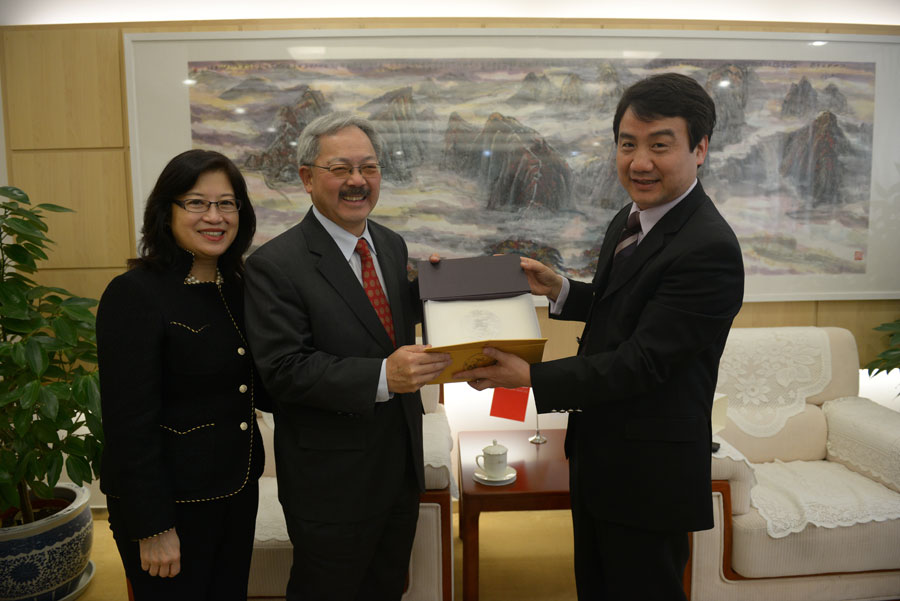 San Francisco Mayor Edwin M. Lee receives a souvenir at People's Daily Online. (People's Daily Online/ Yu Kai)