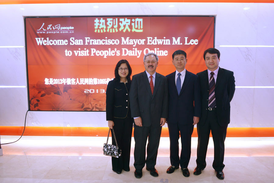 San Francisco Mayor Edwin M. Lee (L2), his wife Anita Lee, CEO and editor-in-chief of People's Daily Online Liao Hong (L3) and deputy editor-in-chief Shan Chengbiao of People's Daily Online (R1) pose for a photo. (People's Daily Online/ Yu Kai) 