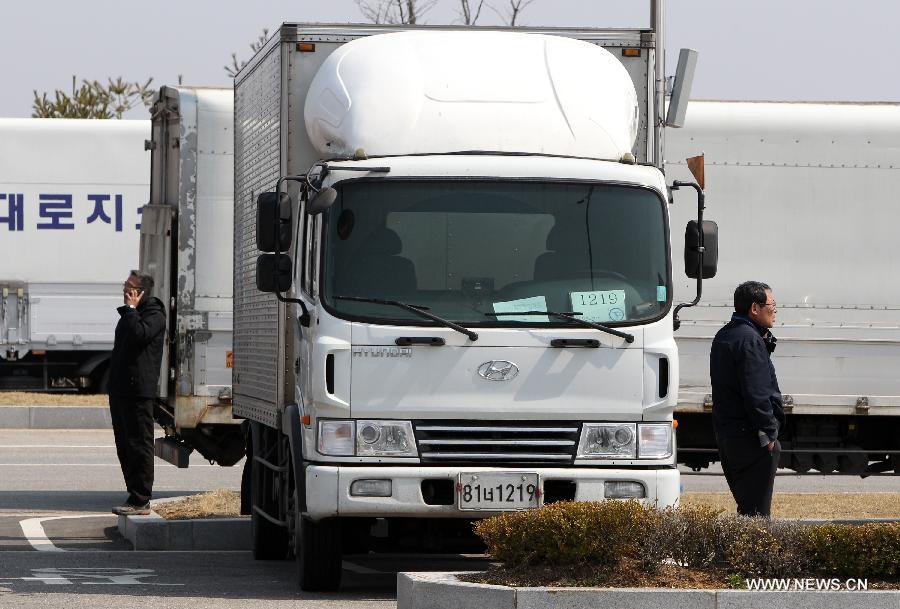 South Korean drivers wait to enter the joint industrial complex at the DPRK's border town of Kaesong, in Paju, Gyeonggi province of South Korea, April 3, 2013. The Democratic People's Republic of Korea (DPRK) banned South Korean workers' entrance to the joint industrial complex at the DPRK's border town of Kaesong, only allowing the workers to leave Kaesong for Seoul, the Unification Ministry said on Wednesday. (Xinhua/Park Jin-hee) 