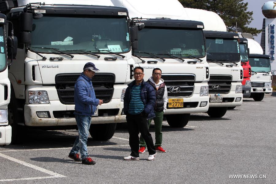 South Korean drivers wait to enter the joint industrial complex at the DPRK's border town of Kaesong, in Paju, Gyeonggi province of South Korea, April 3, 2013. The Democratic People's Republic of Korea (DPRK) banned South Korean workers' entrance to the joint industrial complex at the DPRK's border town of Kaesong, only allowing the workers to leave Kaesong for Seoul, the Unification Ministry said on Wednesday. (Xinhua/Park Jin-hee) 