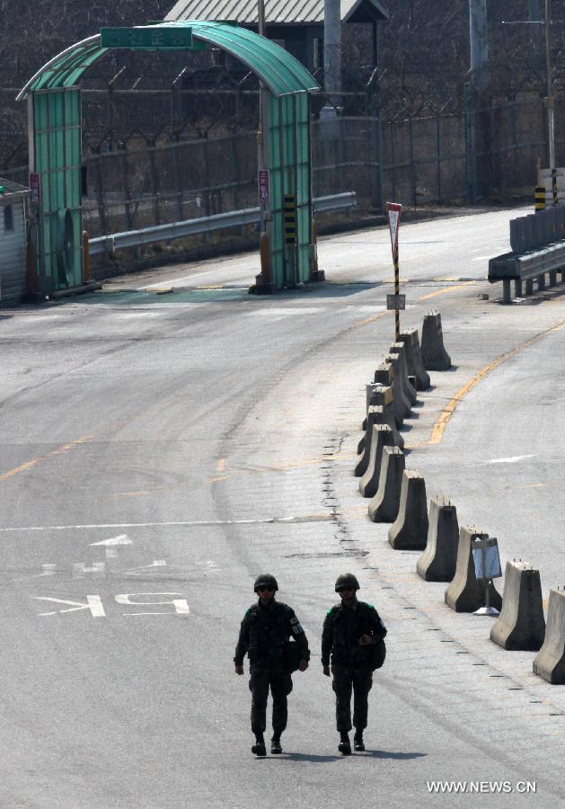 South Korean soldiers walks outside the Customs, Immigration and Quarantine (CIQ) office in Paju, Gyeonggi province of South Korea, April 3, 2013. The Democratic People's Republic of Korea (DPRK) banned South Korean workers' entrance to the joint industrial complex at the DPRK's border town of Kaesong, only allowing the workers to leave Kaesong to come back to Seoul, the unification ministry said Wednesday. (Xinhua/Park Jin-hee) 