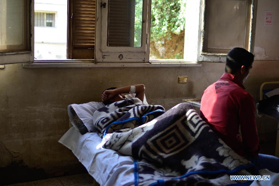 An Egyptian student from al-Azhar University receives treatment at a hospital in Cairo, Egypt, Apr. 2, 2013. As many as 561 Egyptian students of al-Azhar University have been infected with food poisoning on Apr, 1, with no deaths reported, spokesman for the Ministry of Health Yahia Moussa told Xinhua on Tuesday. (Xinhua/Qin Haishi) 