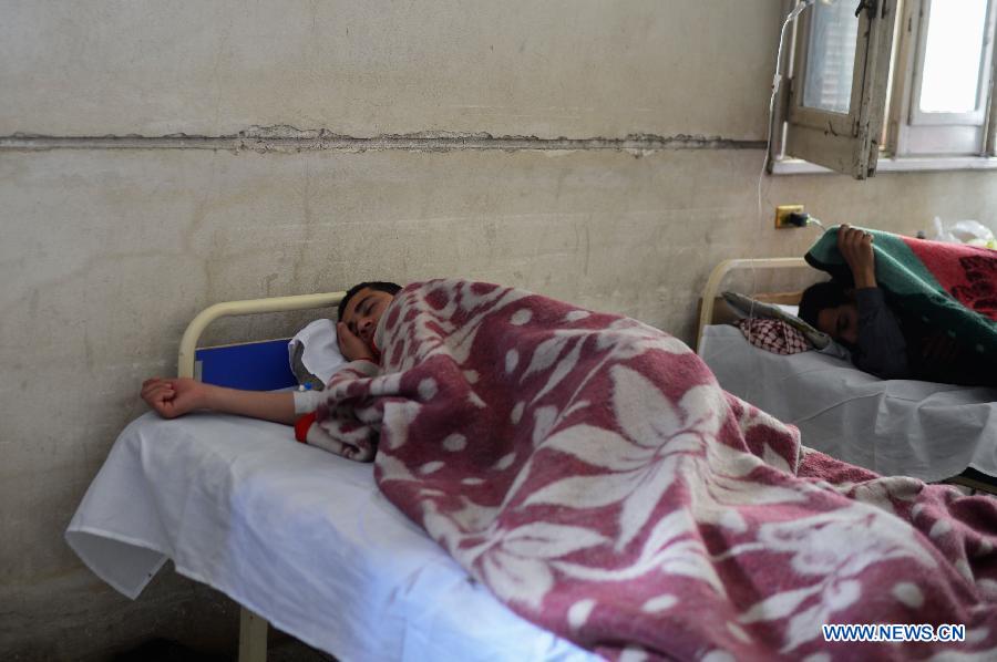 An Egyptian student from al-Azhar University receives treatment at a hospital in Cairo, Egypt, Apr. 2, 2013. As many as 561 Egyptian students of al-Azhar University have been infected with food poisoning on Apr, 1, with no deaths reported, spokesman for the Ministry of Health Yahia Moussa told Xinhua on Tuesday. (Xinhua/Qin Haishi) 
