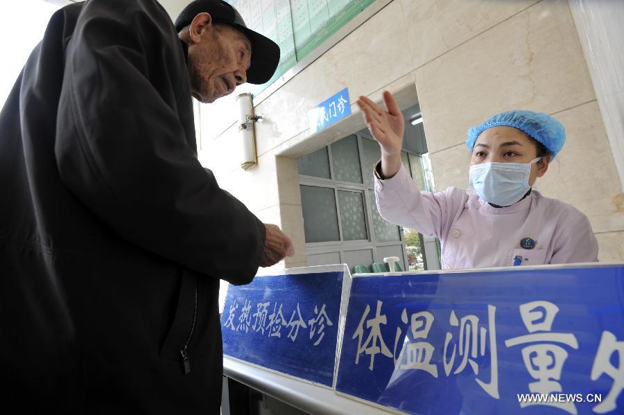 An elder consults at the specially-established fever clinic at Hefei No. 1 Hospital in Hefei, capital of east China's Anhui Province, April 3, 2013. Authorities in some Chinese regions have ordered health institutions to step up monitoring of H7N9 bird flu as four more cases were reported Tuesday. The order comes after seven people in east China's Jiangsu Province and Shanghai have been been confirmed as being infected with the lesser-known H7N9 bird flu. (Xinhua/Yang Xiaoyuan)