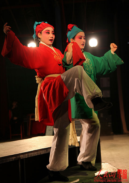 Yang Xiayun plays a servant, a cameo in the performance Yang’s troupe staged for villagers in a county in Zhejiang.