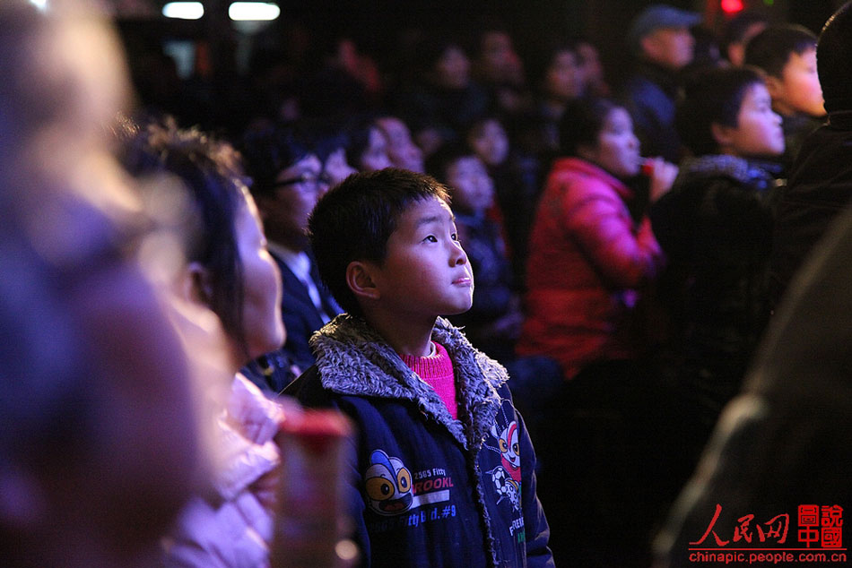 A teenager can hardly take his eyes off Yang Xiayun’s performance.