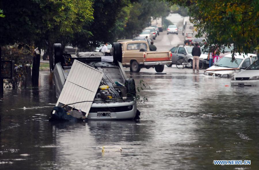 An automobile remains stranded in a flooded area, after a storm, in La Plata, 63 km south of Buenos Aires, Argentina, on April 3, 2013. (Xinhua/TELAM) 