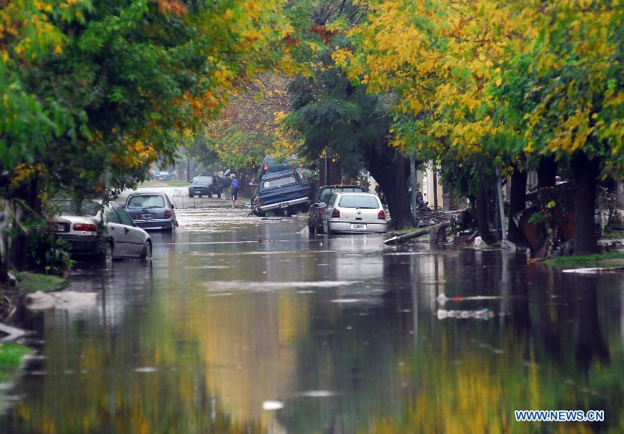 Automobiles remain stranded in a flooded area, after a storm, in La Plata, 63 km south of Buenos Aires, Argentina, on April 3, 2013.  (Xinhua/TELAM) 