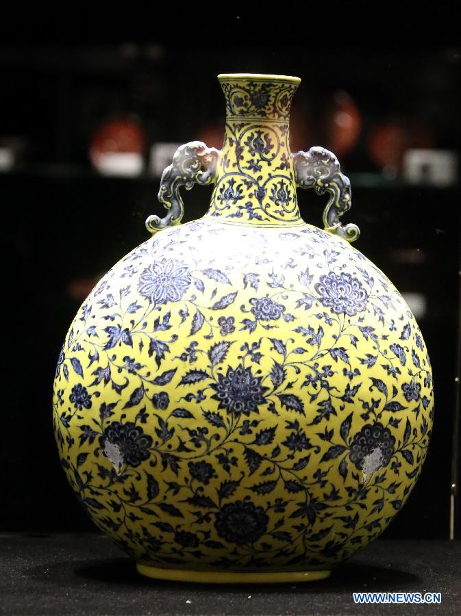Photo taken on April 3, 2013 shows a ceramic artwork from Qing Dynasty (1644-1911) estimated at a price of 3 million to 4 million HKD (about 390,000 to 500,000 U.S. dollars) during the preview of the Hong Kong 2013 Spring Auctions held by China Guardian Auctions Co.Ltd in Hong Kong, south China. The two-day auctions will start on April 4, with over 300 pieces of paintings and calligraphy as well as ceramic artworks. (Xinhua/Li Peng)