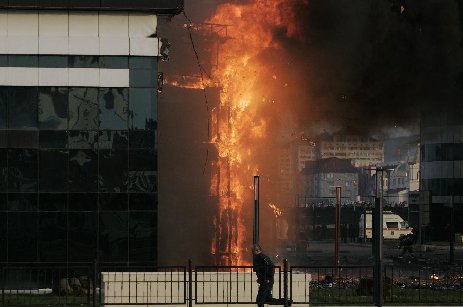 A fire rages in a 40-story skyscraper in Grozny, the capital of Russia's Chechnya, April 3, 2013. (Xinhua/RIA Novosti)