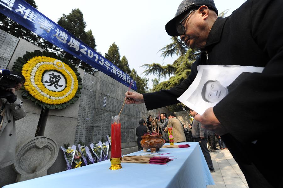 Xiang Yuansong, the survivor of the Nanjing Massacre in 1937, mourns his family members in the Memorial Hall of the Victims in Nanjing Massacre by Japanese Invaders, in Nanjing, capital of east China's Jiangsu Province, April 4, 2013, also the Qingming Festival, or the Tomb-Sweeping Day. Lots of citizens came here to mourn Nanjing Massacre victims on Thursday. (Xinhua/Han Yuqing)