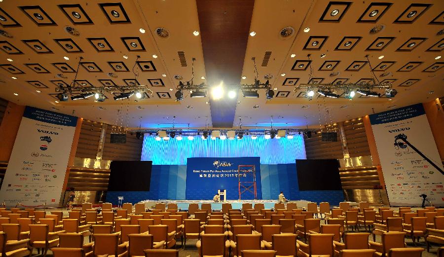 Working staff prepare in the main venue for the Boao Forum for Asia (BFA) Annual Conference 2013 in Boao, south China's Hainan Province. The BFA will be held from April 6 to 8. (Xinhua/Guo Cheng)