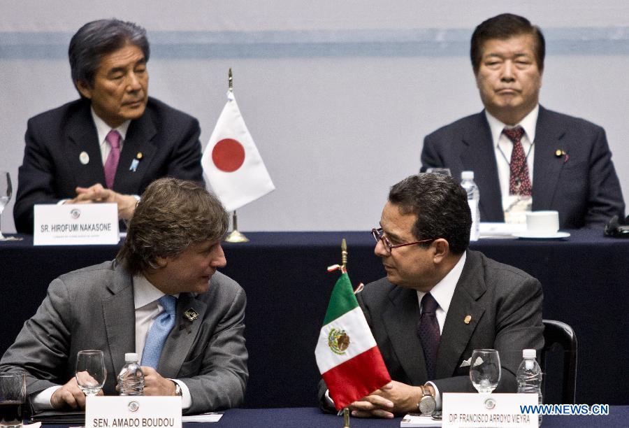 Mexico's Chamber of Deputies President, Francisco Arroyo Vieyra (Front-R), talks to Argentina's Vice President and Senate President Amado Boudou (Front-L), before the opening ceremony of the IV Forum of Heads of parliament from G20 countries, at Mexico's Senate headquerters, in Mexico City, Capital of Mexico, on April 4, 2013. (Xinhua/Zhang Jiayang)