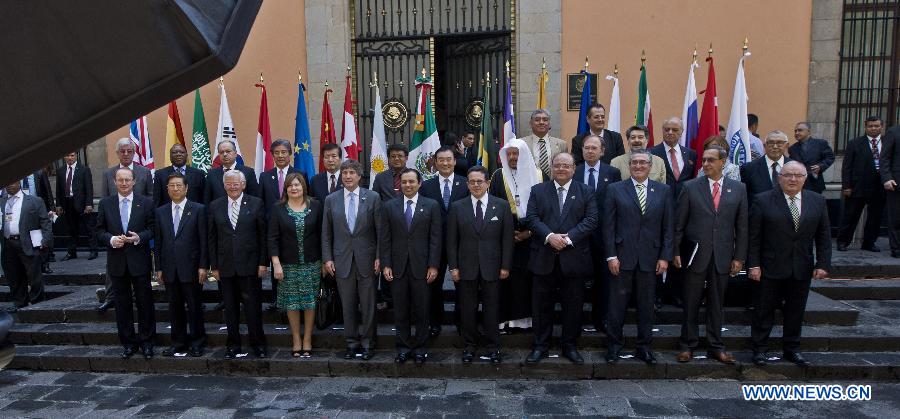 Heads of parliament from G20 countries, pose for the group photo of the IV Forum of Heads of parliament from G20 countries, at Mexico's Senate headquerters, in Mexico City, capital of Mexico, on April 4, 2013. (Xinhua/Zhang Jiayang) 