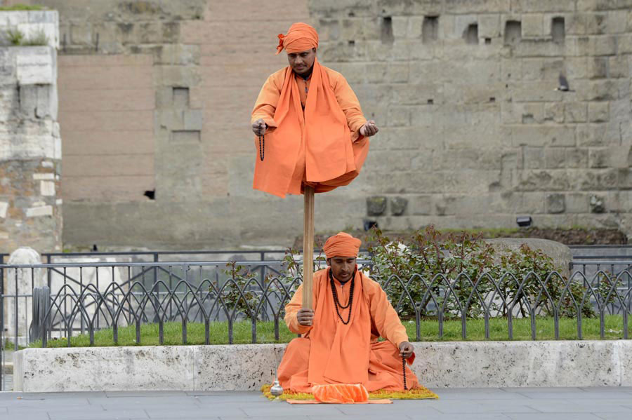 Two street performers act on a street in Rome, capital of Italy on March 27. (Xinhua/AFP)