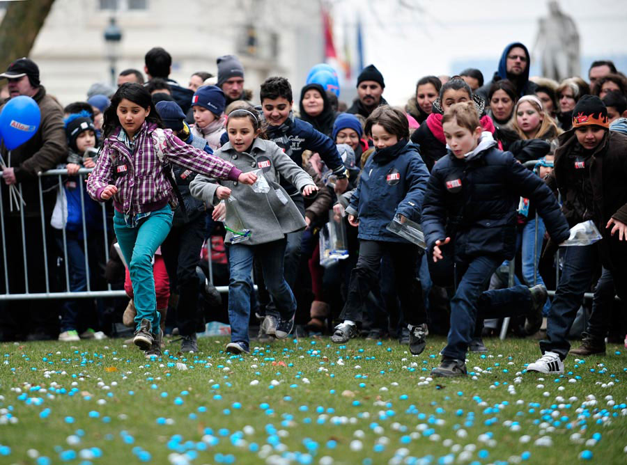 Children run to collect Easter eggs in a park in Brussels, Belgium, March 31, 2013. 10 parks in Brussels held Easter egg hunt event on the day. (Xinhua/Ye Pingfan)