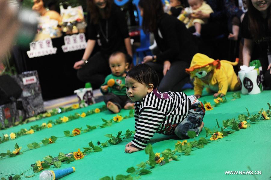Babies move forward during a crawl competition held in a shopping mall in Hong Kong, south China, April 4, 2013. Many parents took their children to the event here on Thursday. (Xinhua/Lui Siu Wai) 