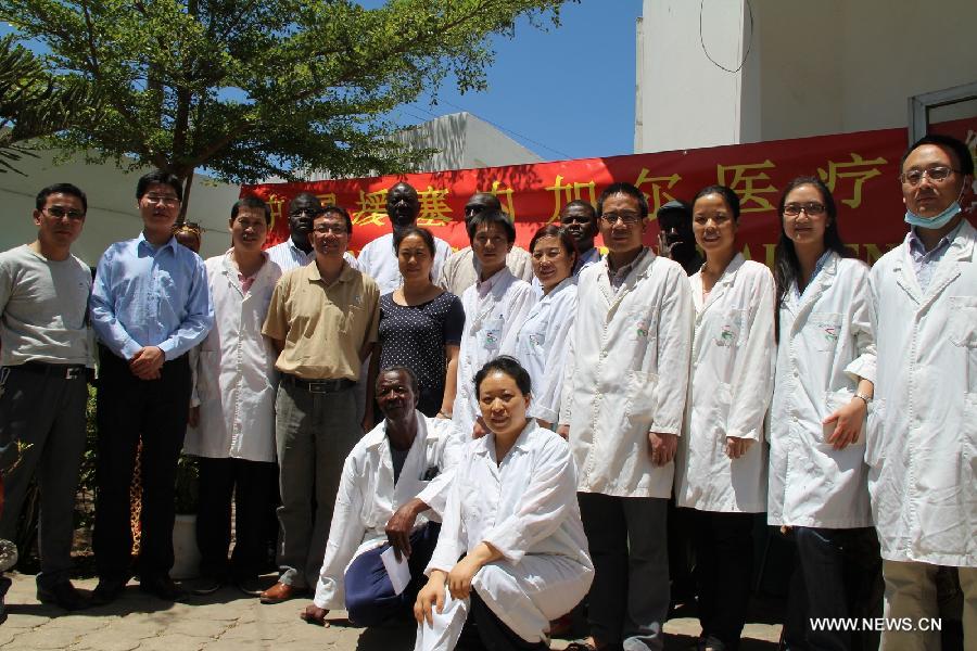 Members of the 14th Chinese medical team pose for a photo at the Hann/Mer Medical Center in Darkar, capital of Senegal, March 31, 2013. The 14th Chinese medical team in Senegal provided free medical service and medication to local people in Dakar on March 31. (Xinhua/Wang Meng)