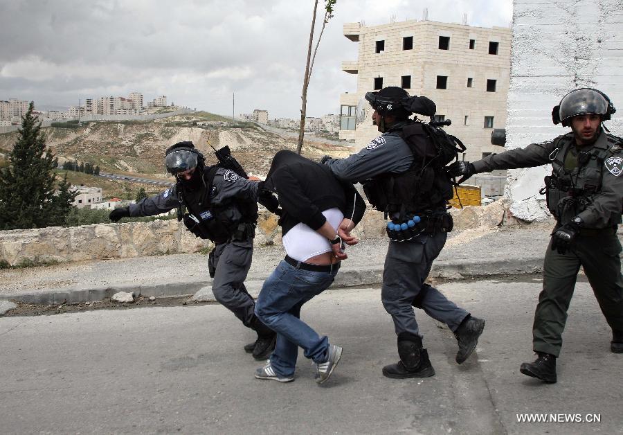 Israeli border guards detain a Palestinian protester during clashes in the Issawiya district of East Jerusalem on April 5, 2013. (Xinhua/Muammar Awad)