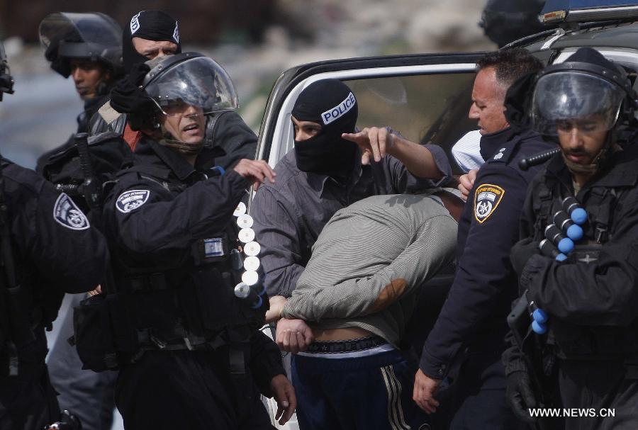 Israeli border guards detain a Palestinian protester during clashes in the Issawiya district of East Jerusalem on April 5, 2013. (Xinhua/Muammar Awad)