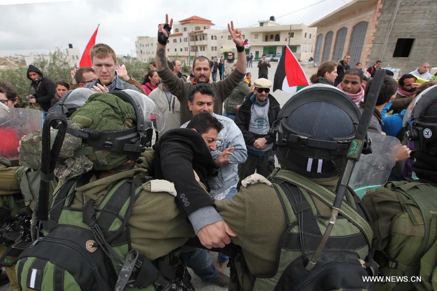 A Palestinian protestor clashes with Israeli soldiers during clashes in the West Bank village of al-Khader near city of Bethlehem, April 5, 2013. (Xinhua/Luay Sababa)