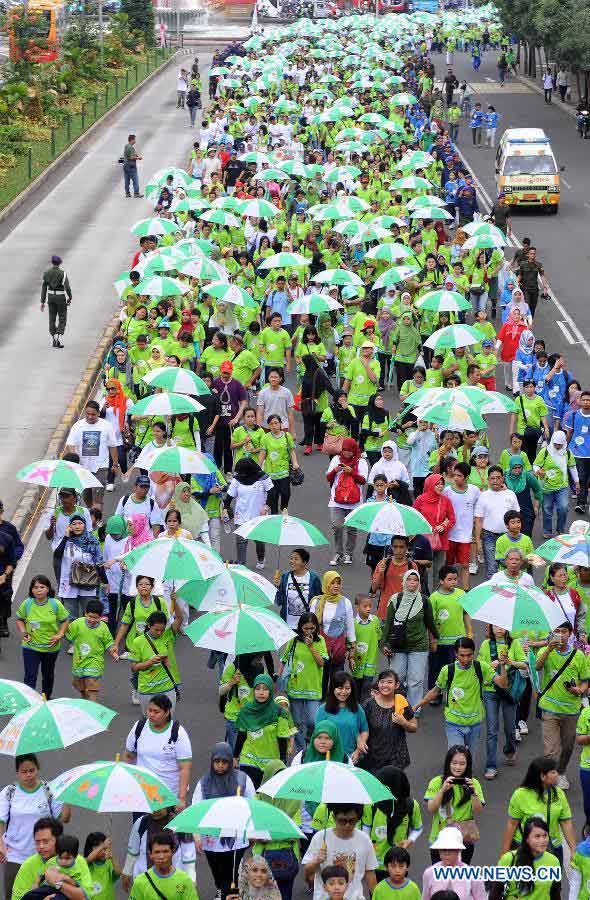 More than 3,000 participants crowd the Thamrin street during the annual Walk for Autism 2013 in Jakarta, Indonesia, April 6, 2013. Walk for Autism is one part of its autism awareness campaign. (Xinhua/Veri Sanovri)