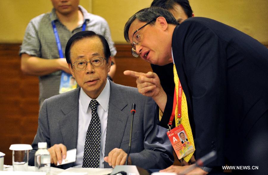 Yasuo Fukuda (L), chairman of the Board of Directors of the Boao Forum for Asia (BFA), talks with Zhou Wenzhong, secretary-general of the BFA, before the BFA Board of Directors Meeting in Boao, south China's Hainan Province, April 5, 2013. The BFA Board of Directors Meeting was held here on Friday. (Xinhua/Guo Cheng)