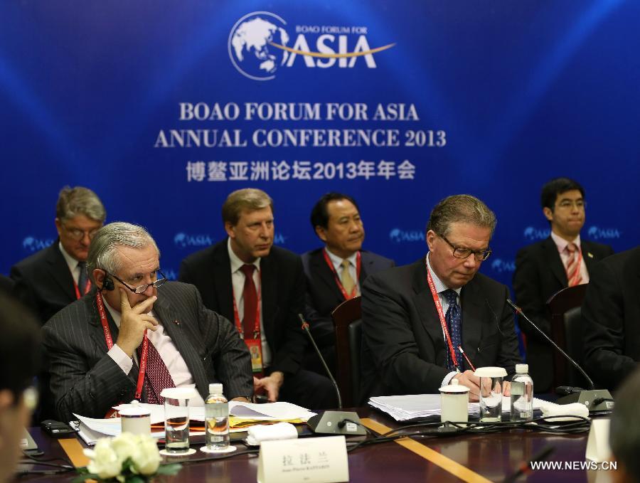 Former French Prime Minister Jean-Pierre Raffarin (L front), a member of the Board of Directors of the Boao Forum for Asia (BFA), is present at the BFA Board of Directors Meeting in Boao, south China's Hainan Province, April 5, 2013. The BFA Board of Directors Meeting was held here on Friday. (Xinhua/Jin Liwang) 