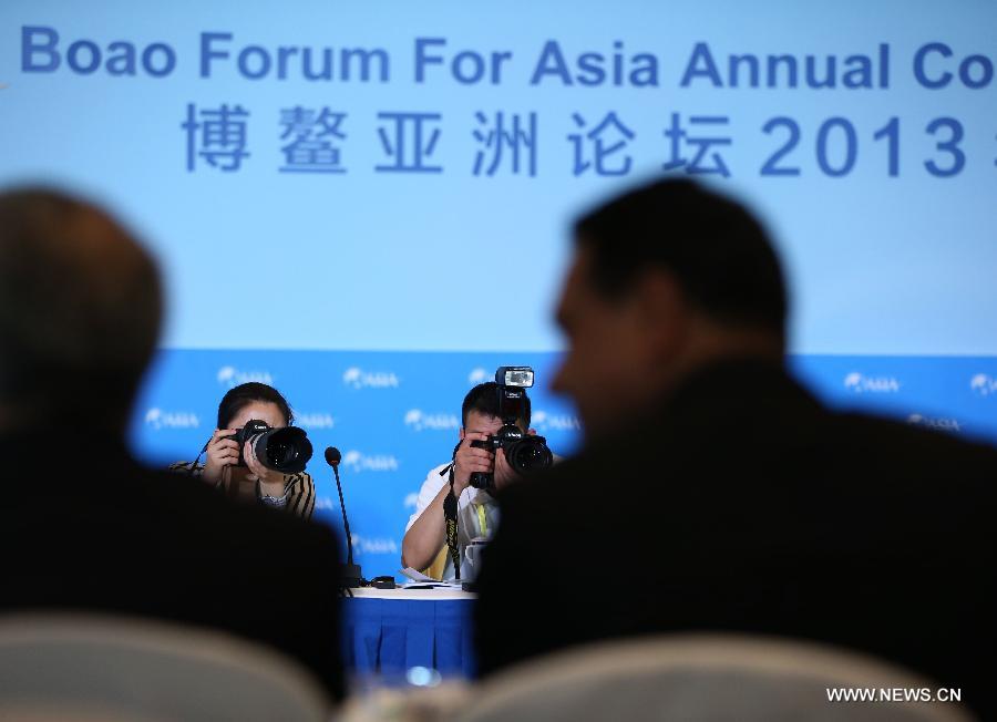 Photographers work at the Boao Forum for Asia (BFA) General Meeting of Members in Boao, south China's Hainan Province, April 5, 2013. The BFA General Meeting of Members was held in Boao on Friday. (Xinhua/Jin Liwang) 