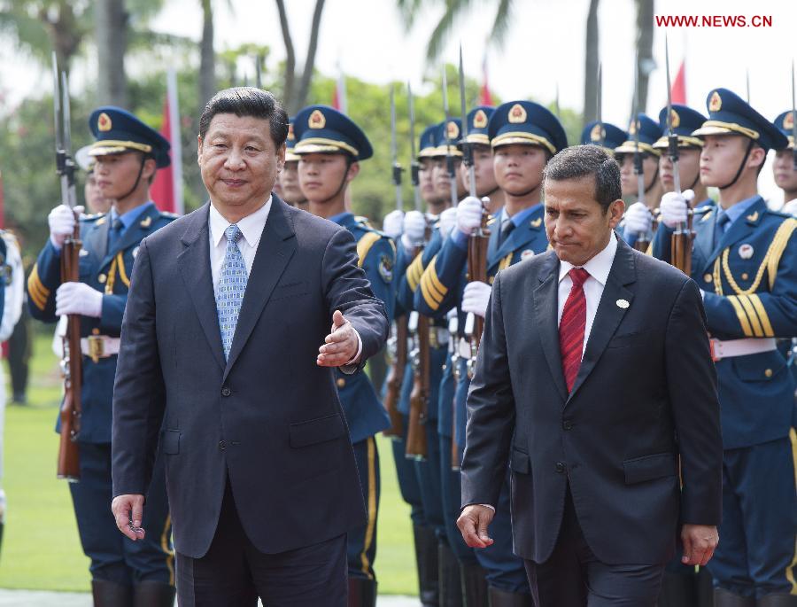 Chinese President Xi Jinping (L) holds a welcoming ceremony for visiting Peruvian President Ollanta Humala ahead of their talks in Sanya, south China's Hainan Province, April 6, 2013. Visiting China as Xi's guest, Humala will also attend the opening ceremony of the annual Boao Forum for Asia on Sunday in Hainan. (Xinhua/Wang Ye) 
