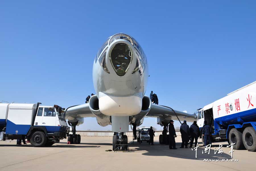 The logistical support forces in an airport of the aviation force under the North Sea Fleet of the Navy of the Chinese People's Liberation Army (PLA) carry out support work in groups, so as to enhance troop support capabilities. (navy.81.cn/Wang Jing, Zhang Lin, Tian Fengda)