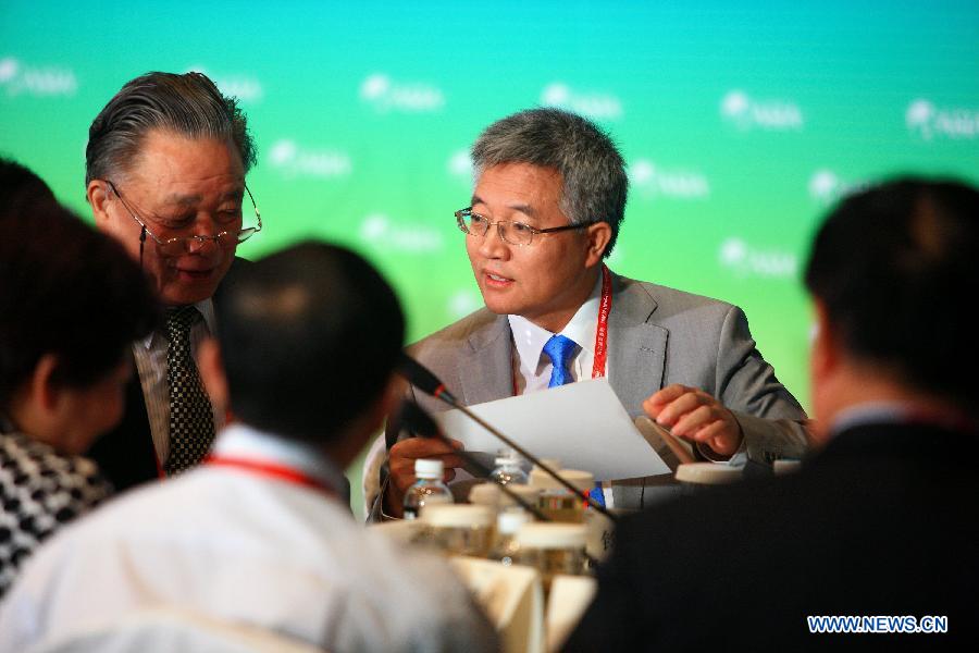 Zhang Weiying (C), professor of economics from Peking University, participates in a round table meeting in Boao of south China's Hainan Province, April 6, 2013. A round table meeting of Boao Forum for Asia was held here for the leaders from private sector on April 6. (Xinhua/Xu Zijian)