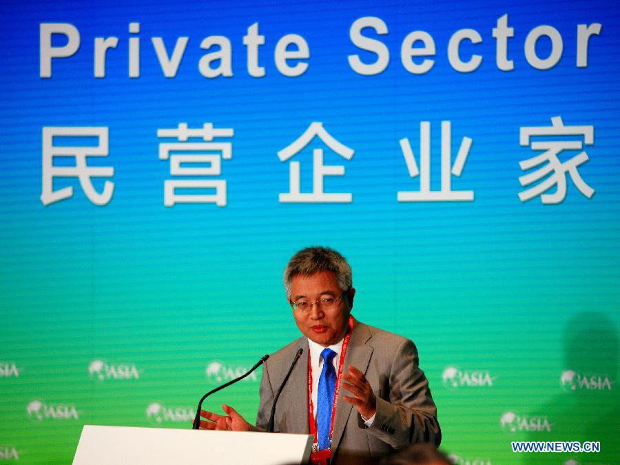 Zhang Weiying, professor of economics from Peking University, gives a summery speech after a round table meeting in Boao of south China's Hainan Province, April 6, 2013. A round table meeting of Boao Forum for Asia was held here for the leaders from private sector on April 6. (Xinhua/Xu Zijian)