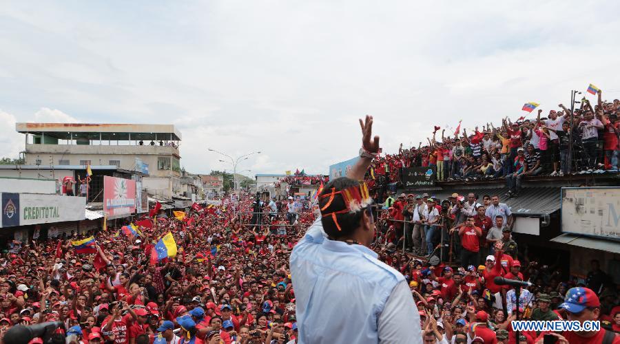 Venezuelan Acting President and presidential candidate Nicolas Maduro (C), waves to his supporters during a campaign event held at Puerto Ayacucho, state of Amazonas, Venezuela, on April 6, 2013. (Xinhua/AVN) 
