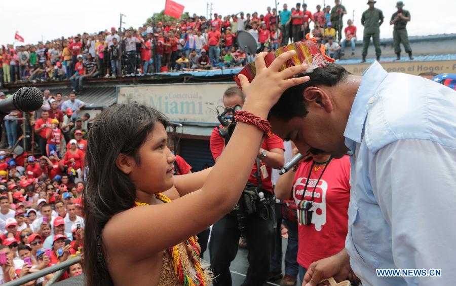 Venezuelan Acting President and presidential candidate Nicolas Maduro (R), interacts with his supporters during a campaign event held at Puerto Ayacucho, state of Amazonas, Venezuela, on April 6, 2013. (Xinhua/AVN) 