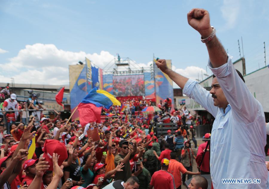 Venezuelan Acting President and presidential candidate Nicolas Maduro (C), waves to his supporters during a campaign event held at Puerto Ayacucho, state of Amazonas, Venezuela, on April 6, 2013. (Xinhua/AVN) 