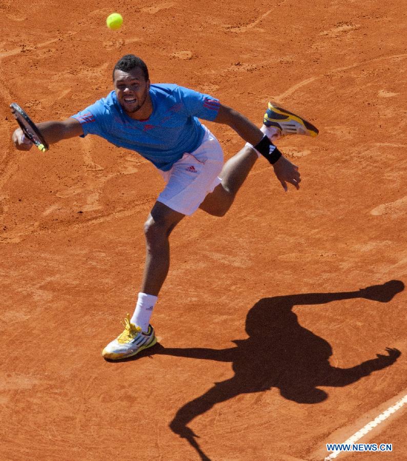 France's Jo-Wilfried Tsonga returns the ball to Carlos Berlocq of Argentina during the Davis Cup's quarter final match at Mary Teran de Weiss Stadium in Buenos Aires, capital of Argentina, on April 5, 2013. Jo-Wilfried Tsonga won the match. (Xinhua/Martin Zabala)