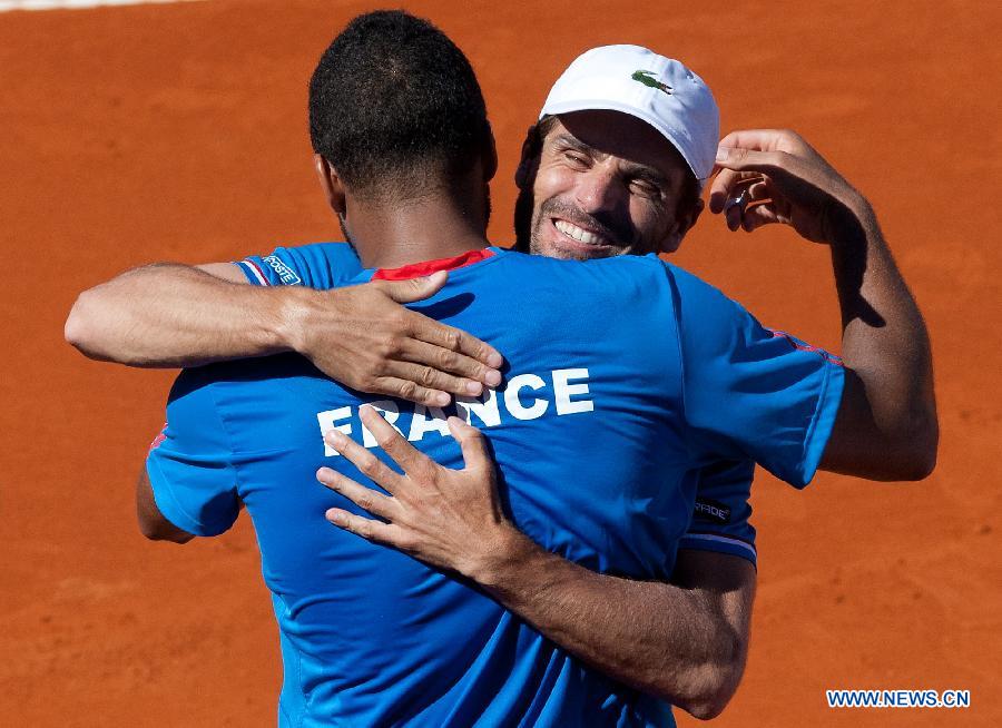 France's Jo-Wilfried Tsonga (L) celebrates with team's captain Arnaud Clement after the Davis Cup's quarter final match against Carlos Berlocq of Argentina at Mary Teran de Weiss Stadium in Buenos Aires, capital of Argentina, on April 5, 2013. Jo-Wilfried Tsonga won the match. (Xinhua/Martin Zabala)
