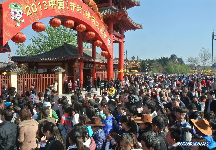 Tourists visit a scenic spot in Kaifeng, central China's Henan Province, April 6, 2013. Many scenic spots around Kaifeng were overcrowded by visitors who came to enjoy leisure time during the Qingming Festival holiday. (Xinhua/Wang Song) 