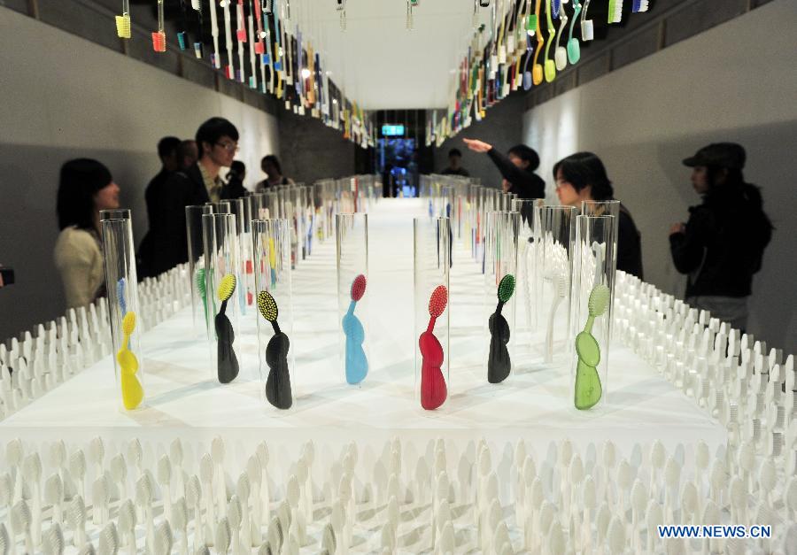 Visitors view various toothbrushes at a private exhibition from Wu Kwang-tyng, an associate professor of Tamkang University Department of Architecture, in Taipei, southeast China's Taiwan, April 6, 2013. (Xinhua/Wu Ching-teng) 