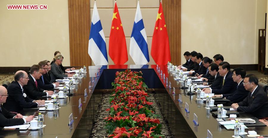 Chinese President Xi Jinping (3rd R) holds talks with Finnish President Sauli Niinisto (3rd L) in Sanya, south China's Hainan Province, April 6, 2013. (Xinhua/Pang Xinglei)