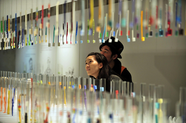 Visitors view various toothbrushes at a private exhibition from Wu Kwang-tyng, an associate professor of Tamkang University Department of Architecture, in Taipei, Taiwan, April 6, 2013. [Photo/Xinhua] 